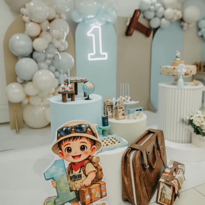 Decoração de 1º aninho com tema aventureiro: menino explorador, neon número 1 e balões em tons claros