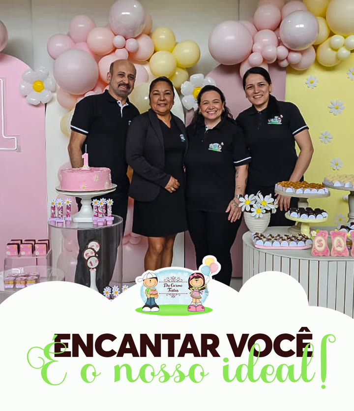 Equipe Du Carmo Festas em frente à decoração de festa